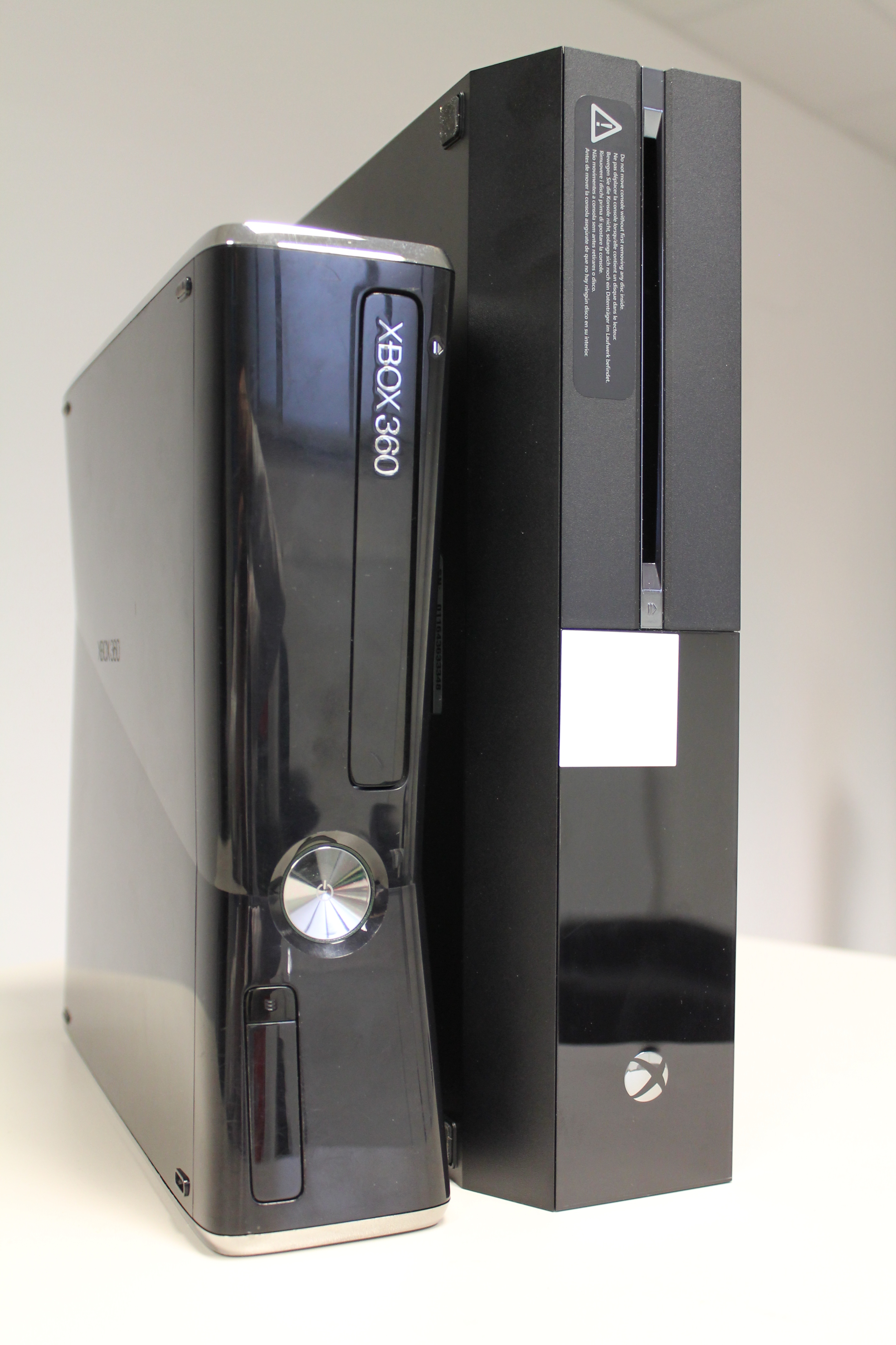Xbox one slim. Playstation 4 vs xbox one. Xbox one и ps4. Хбокс 360 комплектация. Xbox ps4.