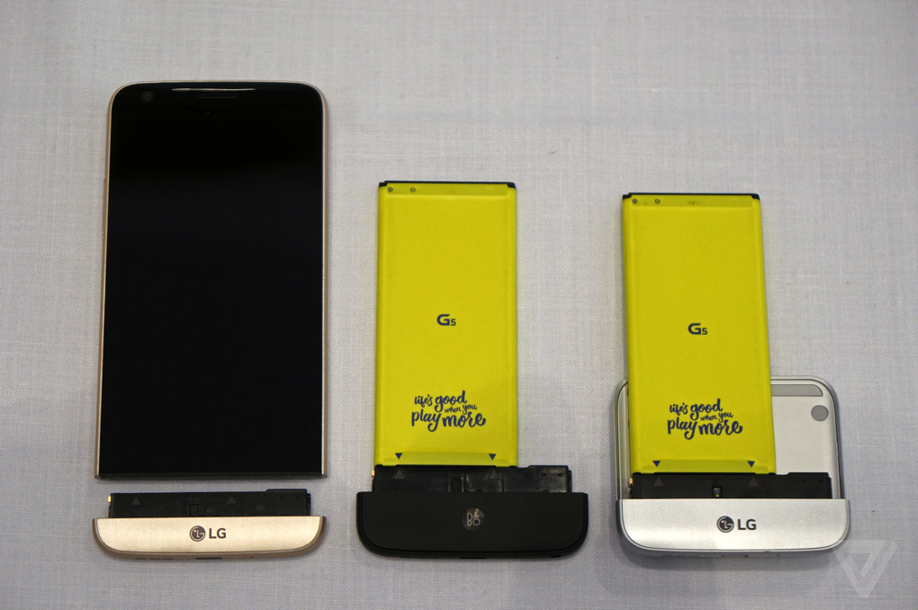 Смартфон со сменным аккумулятором. Модульный смартфон lg. lg со съемным аккумулятором. lg g5 телефон со сменным корпусом. lg со сменными модулями.